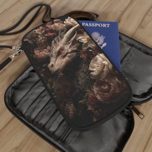 Passport Brieftasche, Crossbody Geldbörse W / Handgelenk und Schultergurt mit Märchen-Drachen, Blumen erdige Neutral Fantasy Reisebrieftasche, Mehrzweck-Geldbörse
