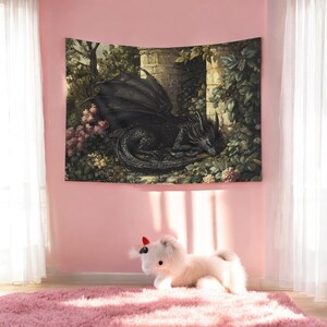 Peut inclure: Une tapisserie repr&eacute;sentant un dragon noir avec une v&eacute;g&eacute;tation verte et des piliers en pierre. Le dragon est enroul&eacute; et dort au centre de la tapisserie.