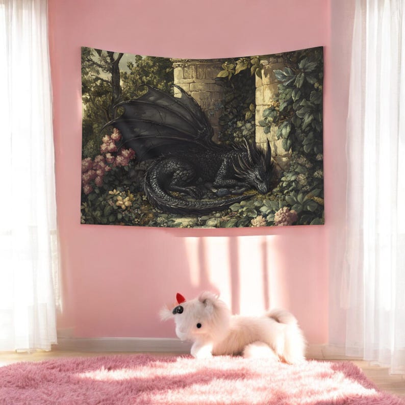 Peut inclure: Une tapisserie repr&eacute;sentant un dragon noir avec une v&eacute;g&eacute;tation verte et des piliers en pierre. Le dragon est enroul&eacute; et dort au centre de la tapisserie.