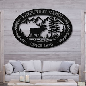 Letrero de metal para cabañas, casas de campo o casas de alquiler con escena de alces, bosques y montañas/ letrero de nombre de cabaña personalizado/decoración de cama y desayuno
