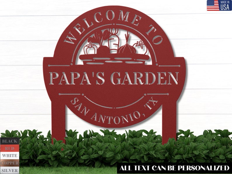 K&ouml;nnte beinhalten: Rotes Metall-Gartenschild mit dem Text "Willkommen im Garten von Papa San Antonio, TX". Das Schild zeigt eine Silhouette eines Gem&uuml;sekorbs.