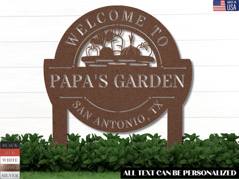 K&ouml;nnte beinhalten: Ein braunes Garten Schild aus Metall mit dem Text "Willkommen im Garten von Papa San Antonio, TX". Das Schild zeigt einen Korb mit Gem&uuml;se und der Text kann personalisiert werden.