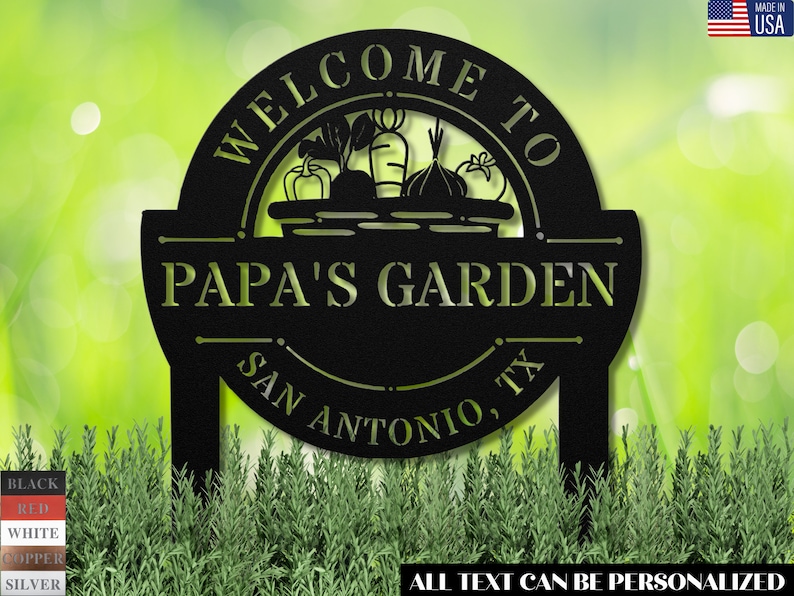 K&ouml;nnte beinhalten: Schwarzes Garten Schild aus Metall mit einem Willkommen im Garten von Papa Design. Das Schild zeigt einen Korb mit Gem&uuml;se und den Text San Antonio, TX. Der gesamte Text kann personalisiert werden.