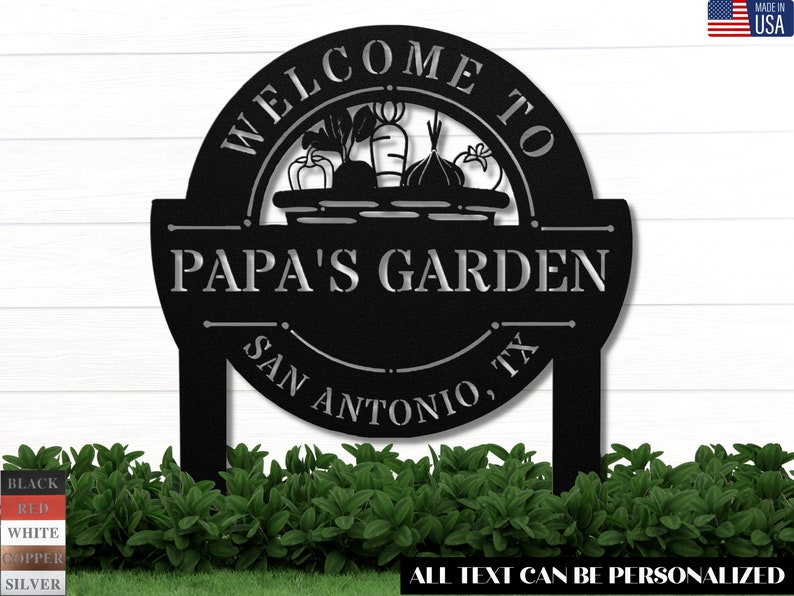 K&ouml;nnte beinhalten: Schwarzes Garten Schild aus Metall mit einem Willkommen im Garten von Papa Design. Das Schild zeigt einen Korb mit Gem&uuml;se und den Text San Antonio, TX. Der gesamte Text kann personalisiert werden.