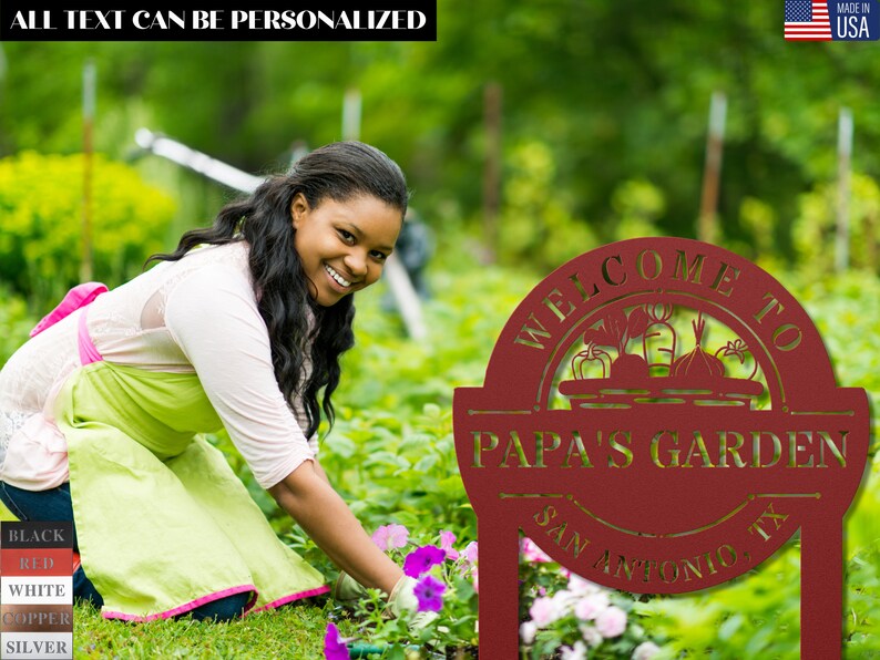 K&ouml;nnte beinhalten: Rotes Metall-Gartenschild mit dem Text "Willkommen im Garten von Papa San Antonio TX". Das Schild zeigt einen Korb mit Gem&uuml;se und ist in einem Garten aufgestellt.