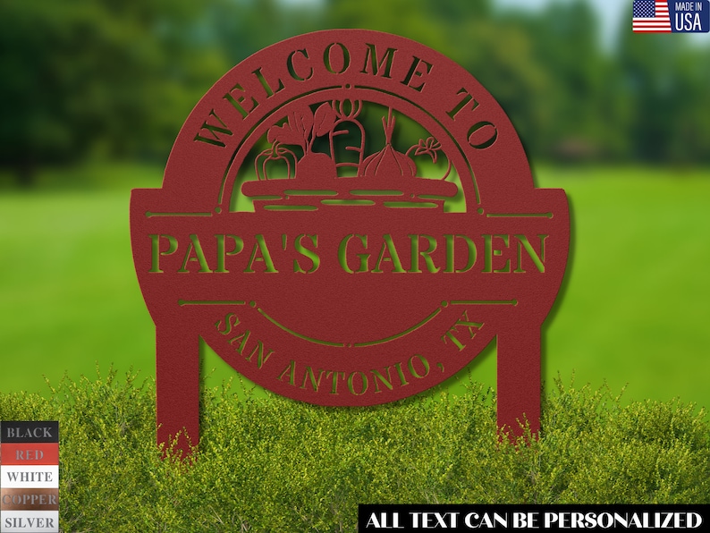 K&ouml;nnte beinhalten: Rotes Metall-Gartenschild mit einem Willkommen im Garten von Papa-Design. Das Schild zeigt einen Korb mit Gem&uuml;se und den Text San Antonio, TX. Der gesamte Text kann personalisiert werden.