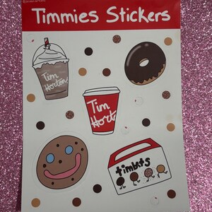 Puede incluir: Una hoja de pegatinas con diseños temáticos de Tim Hortons. Las pegatinas incluyen una taza de café, una rosquilla, una galleta de jengibre y una caja de Timbits. La hoja tiene la inscripción "Timmies Stickers".