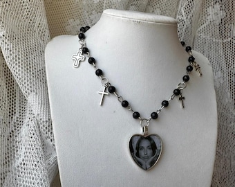 Chain made of black pearls, crosses and heart shape cameo of Joan Baez