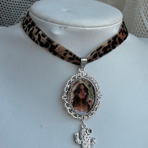 Choker animalier with a little cactus and a cameo of Maxine - Mia Goth