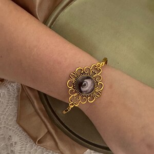 Armband med en kamé av ett aye i munnen