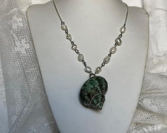 River pearls chain with green shell