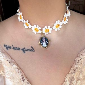 Choker aus Gänseblümchen mit einem Cameo von Lana del Rey - Lust for Life