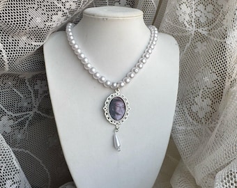 White pearls necklace with Marilyn Monroe