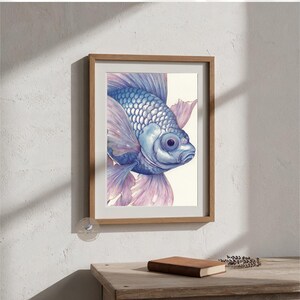 Peut inclure: Impression encadrée à l'aquarelle d'un poisson combattant bleu et violet. Le poisson a des écailles détaillées et des nageoires fluides. L'œuvre est présentée dans un cadre en bois, ajoutant une touche de chaleur naturelle à l'art sur le thème aquatique.