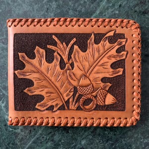 チーフ・ウルフによるハンドメイド ローブ エイコーン エンボス加工レザーウォレット 編み込みエッジ シャイアン