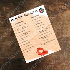 Pode incluir: Um cartão de jogo cor de bronzeado intitulado "Roll for Decision" com uma lista de prompts. O cartão apresenta uma ilustração de dragão vermelho e um gráfico de dados colorido. O cartão está definido contra um fundo de grão de madeira escura.