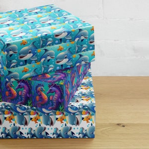 Carta da regalo a forma di delfino, carta da regalo a forma di cavalluccio marino, carta da regalo sottomarina, carta da regalo costiera colorata, compleanno, spiaggia, oceano, nautica