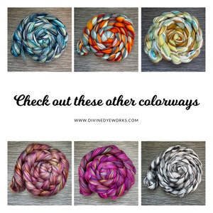 Pode incluir: Seis cores diferentes de fio tingido &agrave; m&atilde;o, cada um em forma de corda tran&ccedil;ada. O fio &eacute; uma mistura de cores, incluindo azul, verde, laranja, amarelo, vermelho e preto. O fio &eacute; apresentado numa superf&iacute;cie de madeira. Veja estas outras combina&ccedil;&otilde;es de cores www.divinedyeworks.com