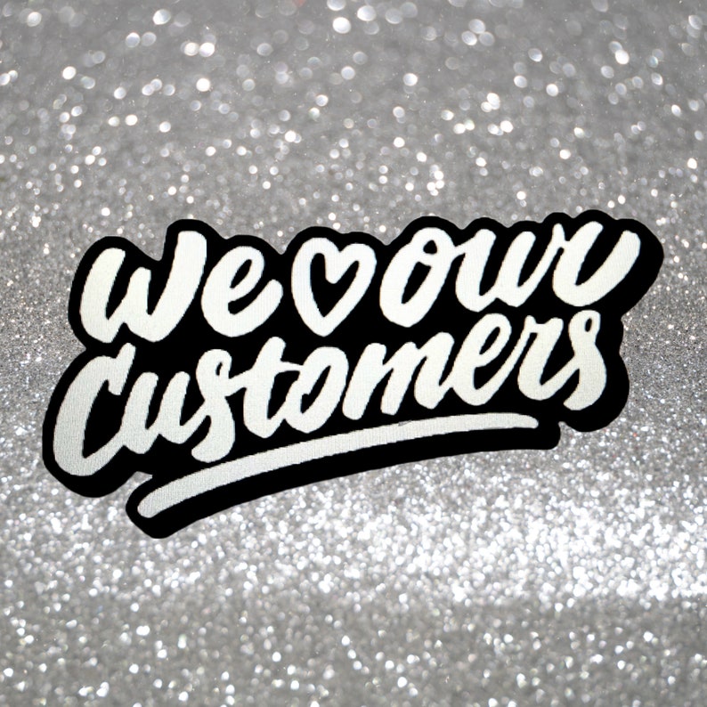 Może przedstawiać: Biały tekst na czarnym tle z symbolem serca, kt&oacute;ry brzmi "We &hearts; our customers" na tle srebrnego brokatu.