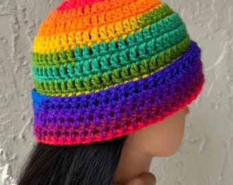 Gorro de ganchillo redondo hecho a mano con arcoíris