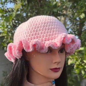 Gorro de pescador de ganchillo rosa bebé hecho a mano con volantes de terciopelo