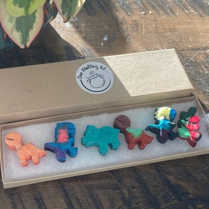 Lot de 6 crayons de couleur dinosaure - Cadeaux parfaits pour les enfants - Anniversaires, sacs à surprises, prix pour la classe, activités de cartes à colorier, articles de fête