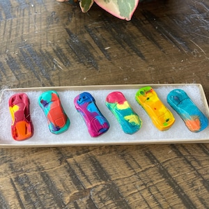 Crayons de couleur pour voiture de course - Cadeaux parfaits pour les enfants - Anniversaires, sacs à surprises, prix pour les salles de classe, activités avec des cartes à colorier, articles de fête