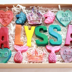 Noms de crayons de couleur - Ensemble de prénoms personnalisés pour enfants - Anniversaire - Cadeaux pour enfants/tout-petits - Sacs à surprises - Salle de classe pour enfants - Saint-Valentin