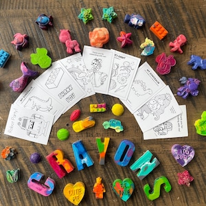 Sacs de fête assortis avec crayons de couleur avec cartes à colorier - Cadeaux personnalisés pour enfants/tout-petits - Cadeaux pour la classe - Cadeaux