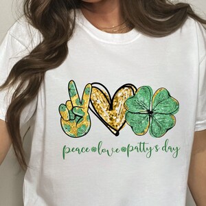 St Patrick Day Shirt, St Patrick&#39;s Day peace, love, pattys day, Lucky Irish Shirt, Shirts for Women, Irish Clover Shirt, Kiss Me Iris