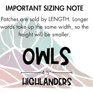 Op de afbeelding: Een zwart-wit afbeelding van een bergketen met de woorden "OWLS" en "HIGHLANDERS" in zwarte tekst. De tekst "IMPORTANT SIZING NOTE" staat bovenaan de afbeelding. De tekst "Patches are sold by LENGTH. Longer words take up the same width, so the height will be smaller." staat onder de bergketen. Een lijn met de maat "4.5" staat onder de tekst "HIGHLANDERS".