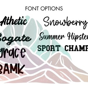 Op de afbeelding: Een grafisch ontwerpbeeld met een bergachtige achtergrond en tekst die bovenaan "FONT OPTIONS" luidt. De tekst "Athetic", "Snowberry", "Sogate", "Summer Hipster", "Grace", "SPORT CHAMPS" en "BAMK" wordt weergegeven in verschillende lettertypen.