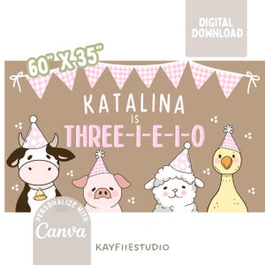 以下が含まれることがあります： 茶色の背景に「KATALINA IS THREE-I-E-I-O」の文字と、パーティーハットをかぶった牛、豚、羊、アヒルのイラストが描かれたデジタル誕生日バナー。バナーのサイズは152 cm x 89 cmです。
