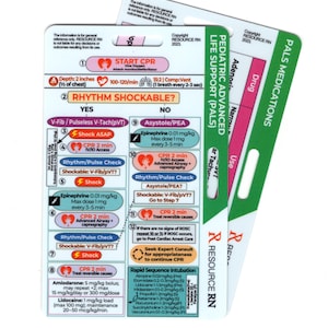 K&ouml;nnte beinhalten: Ein Stapel PALS (P&auml;diatrischer Advanced Life Support) Referenzkarten. Die Karten enthalten medizinische Informationen, darunter CPR-Anweisungen, Medikamentendosierungen und Richtlinien zur Rhythmus-Schockbarkeit. Die Karten sind gr&uuml;n und wei&szlig;.