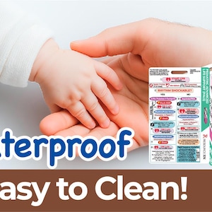 K&ouml;nnte beinhalten: Eine medizinische Referenzkarte mit detaillierten Informationen, gehalten zwischen Erwachsenen- und Kinderh&auml;nden. Die Karte enth&auml;lt Text und Diagramme, mit den Worten "Waterproof & Easy to Clean!" im Vordergrund.