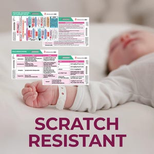 K&ouml;nnte beinhalten: Drei Karten mit medizinischen Informationen f&uuml;r Pediatric Advanced Life Support (PALS) werden angezeigt. Die Karten enthalten detaillierte Informationen zu Medikamenten und Interventionen. Der Text "SCRATCH RESISTANT" befindet sich am unteren Rand des Bildes.
