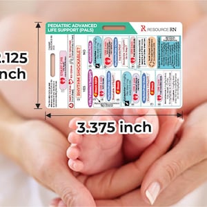 K&ouml;nnte beinhalten: Eine PALS-Referenzkarte, 8,57 cm breit und 5,40 cm hoch, wird &uuml;ber dem Fu&szlig; eines Babys gehalten. Die Karte enth&auml;lt medizinische Informationen und den Text "START CPR" und "RHYTHM SHOCKABLE?"