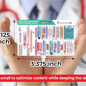 K&ouml;nnte beinhalten: Eine rechteckige Pediatric Advanced Life Support (PALS)-Referenzkarte, 8,57 cm breit und 5,40 cm hoch, wird in H&auml;nden gehalten. Die Karte enth&auml;lt medizinische Informationen, einschlie&szlig;lich HLW-Anweisungen und Medikamentendosierungen. Der Text "RESOURCE RN" ist sichtbar.