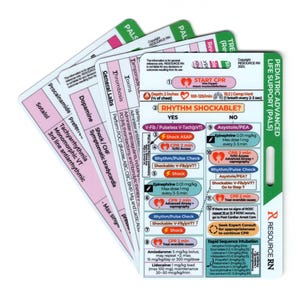 K&ouml;nnte beinhalten: Ein Stapel PALS (P&auml;diatrischer Advanced Life Support) Referenzkarten. Die Karten sind wei&szlig; mit gr&uuml;nen und rosa Akzenten und enthalten medizinische Informationen, Algorithmen und Dosierungen f&uuml;r p&auml;diatrische Notf&auml;lle. Der Text "RESOURCE RN" ist enthalten.