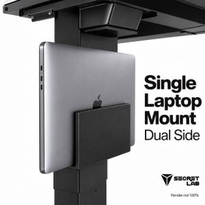 Puede incluir: Un soporte de metal negro para computadora portátil fijado a la pata de un escritorio, sosteniendo una computadora plateada. El texto dice: Single Laptop Mount Dual Side, Secret Lab, Render not 100%. El soporte tiene un diseño vertical.