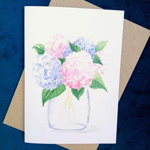 Cartão comemorativo em aquarela com hortênsias em vaso. Design original em aquarela - Botânico - Cartão impresso - Em branco por dentro.