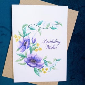 Aquarel wenskaart paarse bloem maan 'Verjaardagswensen'. Origineel met aquarel geschilderd ontwerp - botanisch - gedrukte kaart - blanco binnenkant.
