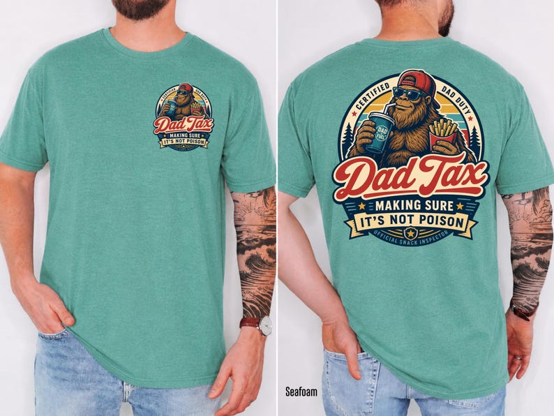 Puede incluir: Camiseta verde mar con un gr&aacute;fico de Bigfoot. El gr&aacute;fico frontal dice "Dad Tax" y "Making Sure It's Not Poison". El gr&aacute;fico trasero presenta a Bigfoot con gafas de sol y gorra roja, sosteniendo una bebida y papas fritas. El texto dice "Certified Dad Duty".
