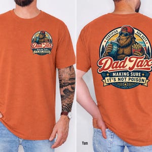 Puede incluir: Camiseta naranja de manga corta con un gr&aacute;fico en la parte delantera y trasera. El gr&aacute;fico frontal dice "Dad Tax" con un Bigfoot de dibujos animados. El gr&aacute;fico trasero dice "Certified Dad Duty" con el Bigfoot sosteniendo una bebida y papas fritas. Tambi&eacute;n se incluye el texto "Making Sure It's Not Poison".