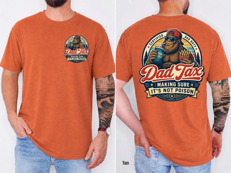 Puede incluir: Camiseta naranja de manga corta con un gr&aacute;fico en la parte delantera y trasera. El gr&aacute;fico frontal dice "Dad Tax" con un Bigfoot de dibujos animados. El gr&aacute;fico trasero dice "Certified Dad Duty" con el Bigfoot sosteniendo una bebida y papas fritas. Tambi&eacute;n se incluye el texto "Making Sure It's Not Poison".