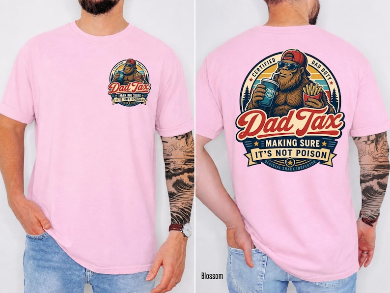 Puede incluir: Camiseta rosa claro con un gr&aacute;fico en la parte delantera y trasera. El gr&aacute;fico frontal es un dise&ntilde;o circular con el texto "Dad Tax" y un Bigfoot de dibujos animados. El gr&aacute;fico trasero es una versi&oacute;n m&aacute;s grande del mismo dise&ntilde;o, con el texto "MAKING SURE IT'S NOT POISON".