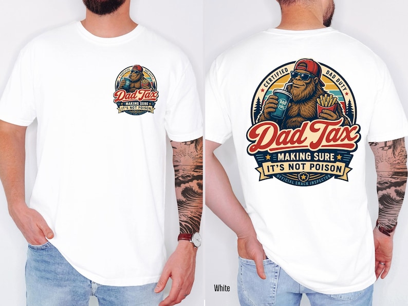 Puede incluir: Camiseta blanca con un gr&aacute;fico colorido en la parte delantera y trasera. El gr&aacute;fico frontal presenta un personaje parecido a Bigfoot con el texto "Dad Tax". El gr&aacute;fico trasero incluye el texto "Dad Tax - Making Sure It's Not Poison".
