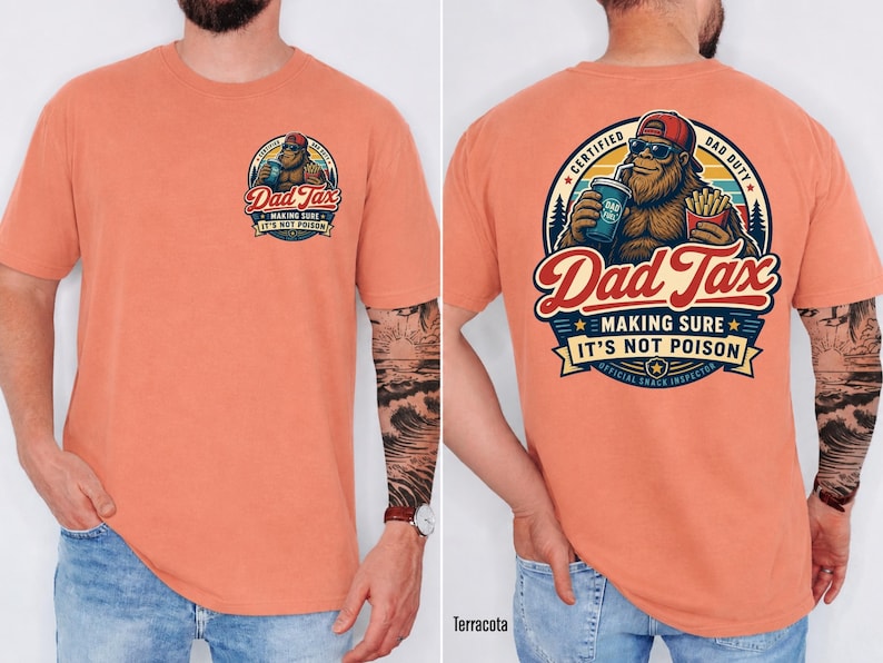 Puede incluir: Camiseta de color terracota con un gr&aacute;fico en la parte delantera y trasera. El gr&aacute;fico frontal dice "Dad Tax" con un Bigfoot de dibujos animados. El gr&aacute;fico trasero presenta el mismo Bigfoot con el texto "Dad Tax, Making Sure It's Not Poison, Official Snack Inspector."