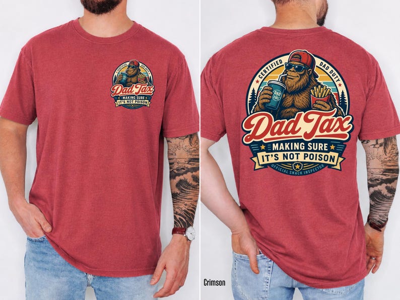 Puede incluir: Camiseta roja carmes&iacute; con un gr&aacute;fico de Bigfoot en la parte delantera y trasera. El gr&aacute;fico frontal dice "Dad Tax". El gr&aacute;fico trasero dice "Dad Tax" con Bigfoot sosteniendo una bebida y papas fritas. El texto dice "Making Sure It's Not Poison."