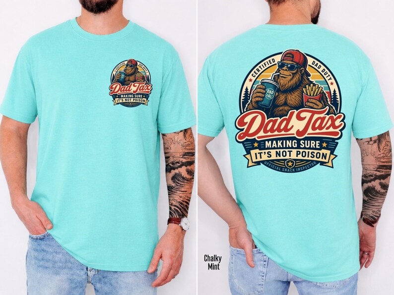Puede incluir: Camiseta turquesa clara con un gr&aacute;fico de Bigfoot que dice "Dad Tax" y "Making Sure It's Not Poison". El gr&aacute;fico est&aacute; en la parte delantera y trasera de la camiseta. El gr&aacute;fico trasero tambi&eacute;n dice "Certified Bad Duty" y "Official Snack Inspector."